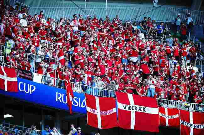 Датських футбольних фанатів оштрафують за &quot;великі цицьки&quot; (фото)